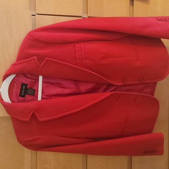 Red 2 button blazer. Focus 2000. Nice felt like fabric with a flattering cut. - Picture 1 of 2